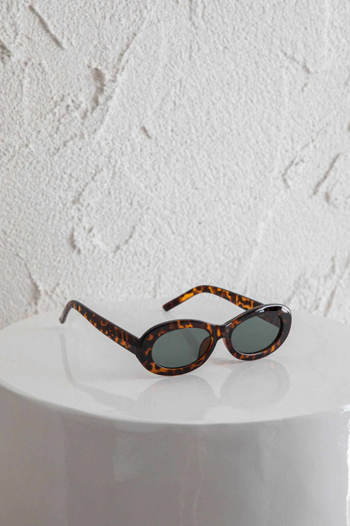 Riptide Oval Sunglasses Tort - Image 3